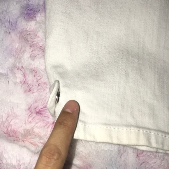 Gloria Vanderbilt Belted Skimmer White Capris/Bermuda shorts. Size 16. - Picture 10 of 11